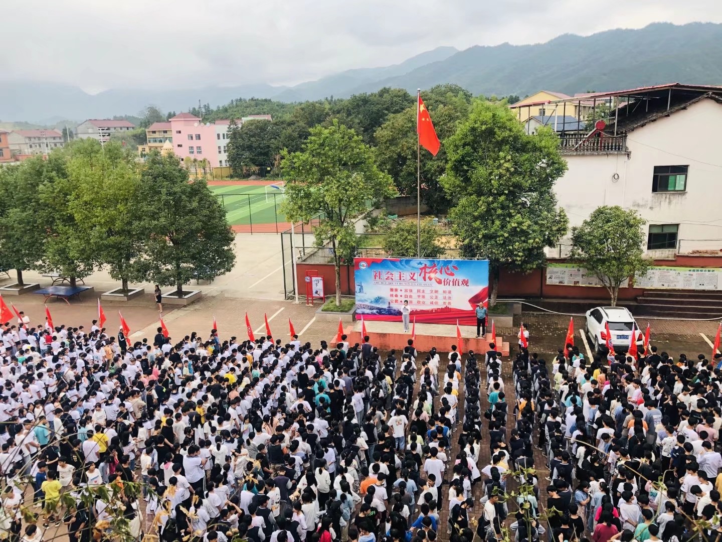 学生做国旗下讲话.jpg